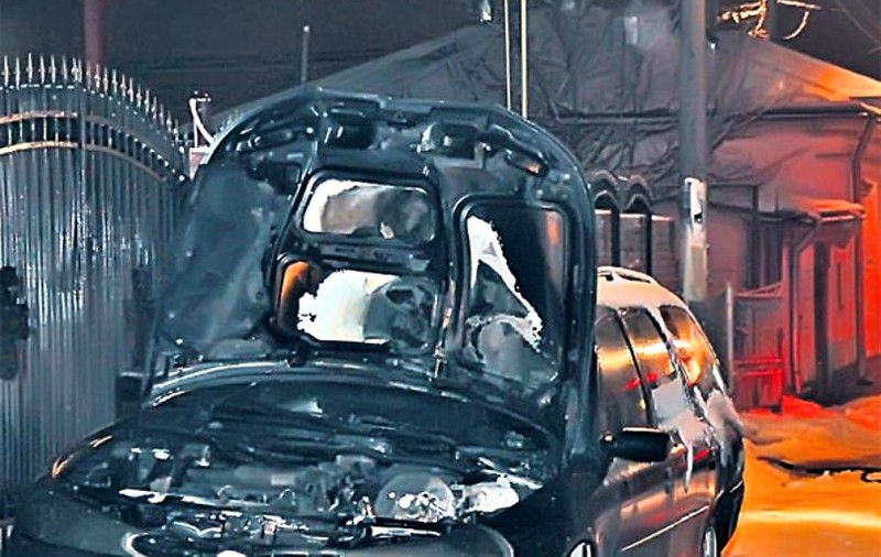 EXCLUSIV / Piromanul din București a pus focul sub cele opt mașini distruse. Incendiatorul ar fi folosit cârpe îmbibate cu benzină plasate sub motor