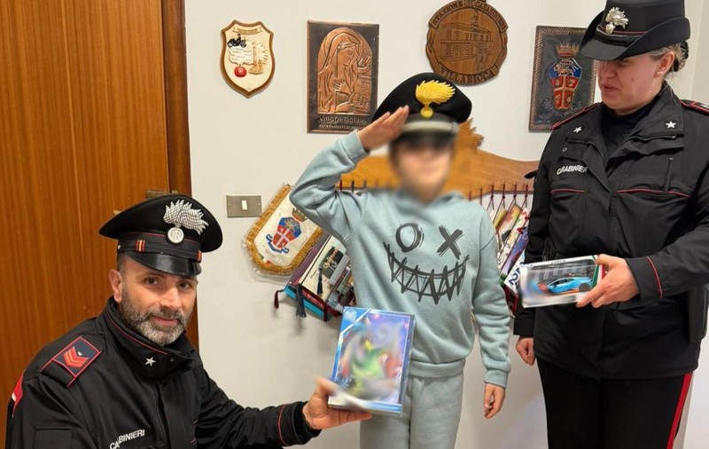 Un copil de 11 ani rămas fără mamă a încercat să-și vândă desenele pe străzile din Napoli, pentru a-i cumpăra un cadou surorii lui mai mici