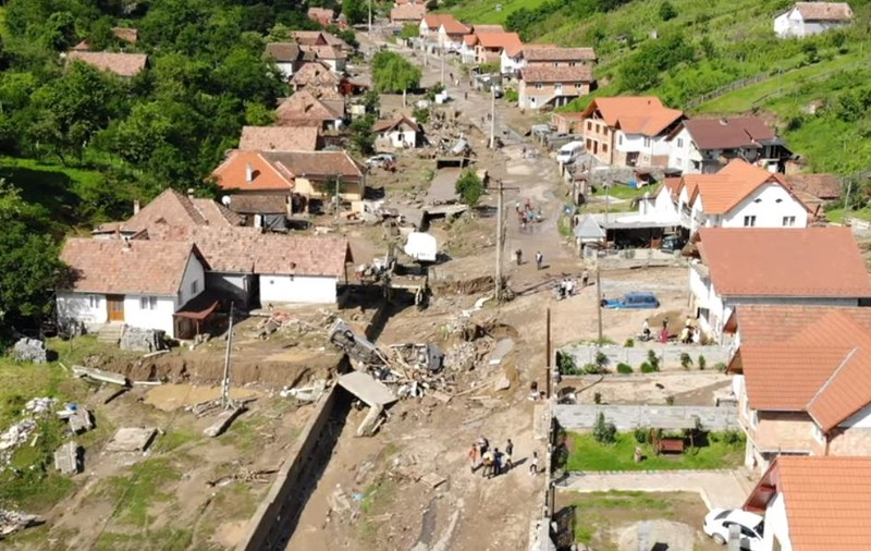 FOTO Cinci județe din România devastate de inundații. Trei morți, un dispărut și sute de gospodării inundate