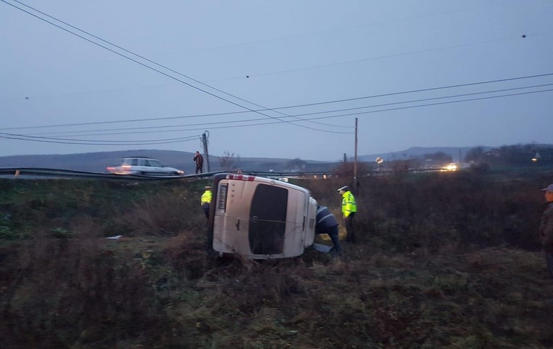 Un microbuz cu 16 persoane s-a răsturnat în județul Cluj. Opt dintre pasageri au fost răniți