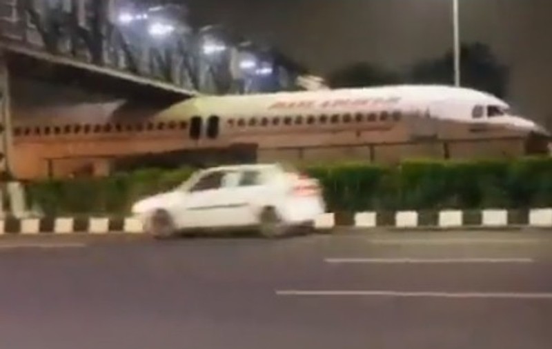 Imagini virale. Un avion a rămas blocat sub un pod, pe o autostradă din India