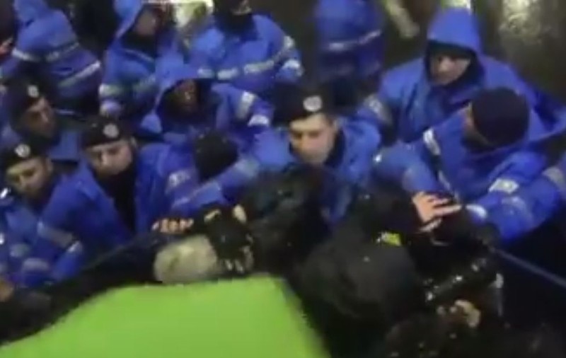 VIDEO/ Moment șocant la protestele din Capitală. Un jandarm lovește un bătrân. Precizările Jandarmeriei UPDATE