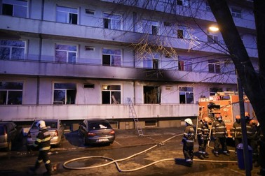 Intervenția pompierilor ca urmare a izbucnirii unui incendiu la o secție a Spitalului de Boli Infecțioase Matei Balș din București, vineri 29 ianuarie 2021. Foto: Hepta