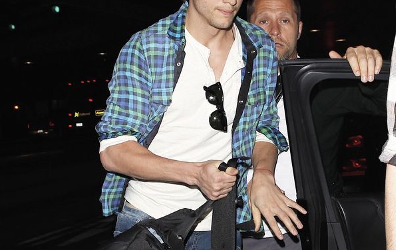 Ashton Kutcher s-a săturat de lume. Și-a luat bilet să plece în spațiu