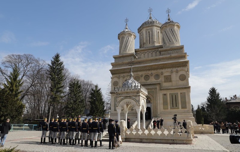 UPDATE | Ceremonia de reînhumare a Regelui Carol al II-lea s-a înheiat la Noua Catedrală Arhiepiscopală şi Regală de la Curtea de Argeş
