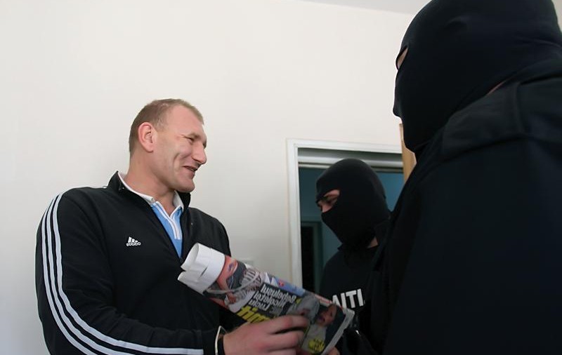 «Ce faceţi, băieţi, îmi puneţi cătuşe?»