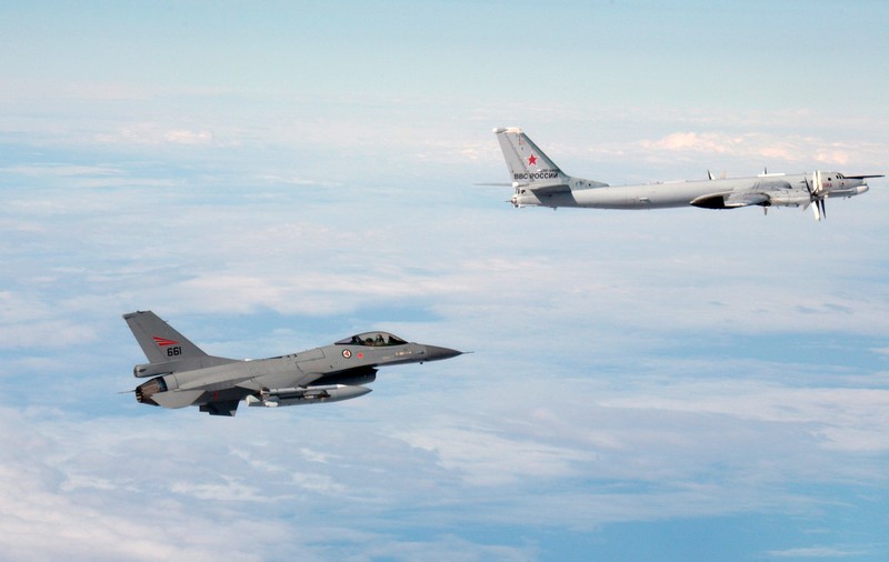 TENSIUNI în spaţiul AERIAN EUROPEAN. UN BOMBARDIER RUS, interceptat de avioane de vânătoare britanice 