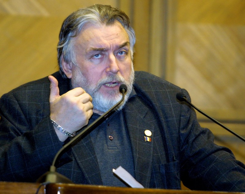 Născut în 1943, Adrian Păunescu a fondat Cenaclul Flacăra la 30 de ani. Poetul a murit în 2010, la 67 de ani | Foto: Hepta