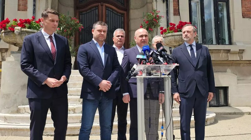 Liderii PNL conduși de Ilie Bolojan, după discuțiile cu Eugen Tomac. Foto: Cristian Otopeanu / Libertatea