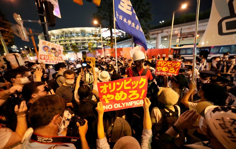 Protest la Tokyo, lângă stadionul unde s-a desfășurat ceremonia de deschidere a J.O.: „Anulați Olimpiada! Salvați vieți!”