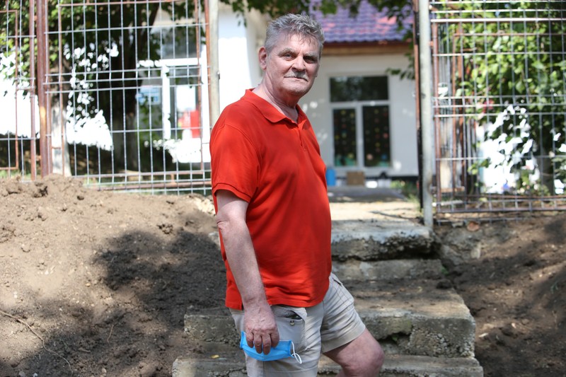 Profesorul Gheorghe Moga şi-a dat câteva minute masca jos, pentru poză