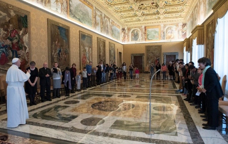 Papa Francisc afectat până la lacrimi de povestea unui orfan român