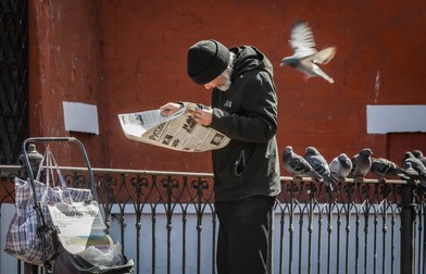 Un bărbat citește un ziar în centrul Moscovei | Foto: EPA-EFE