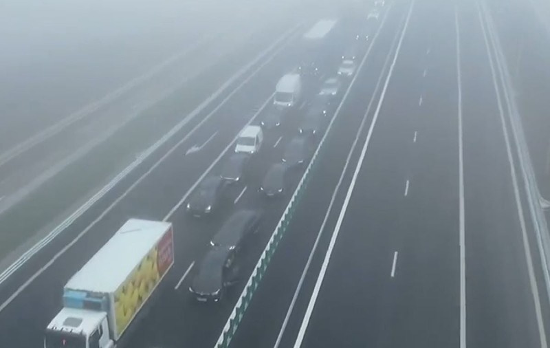 Lotul 3 al A7 a fost deschis. Șoferii au făcut coadă ca să circule primii pe Autostrada Moldovei, de la Buzău la Focșani | VIDEO