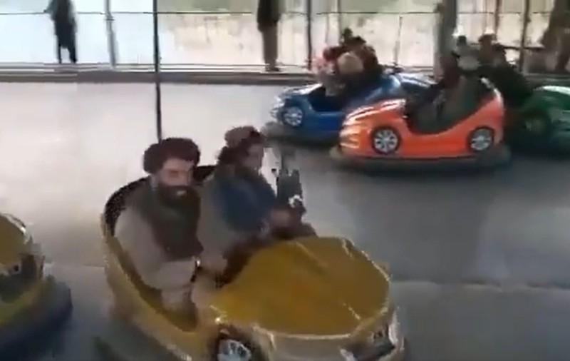 Talibani filmați într-un parc de distracții din Kabul după ce au preluat controlul asupra capitalei afgane
