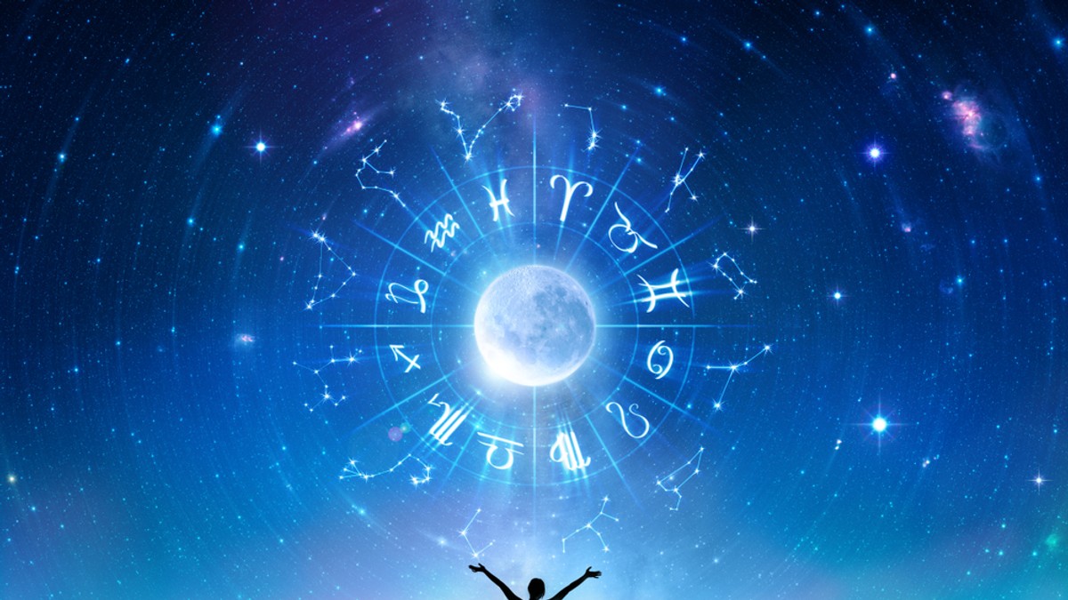 Cele mai norocoase zodii în luna octombrie 2022 - O femeie cu mâinile ridicate în aer, având deasupra ei luna înconjurată de semnele zodiacului
