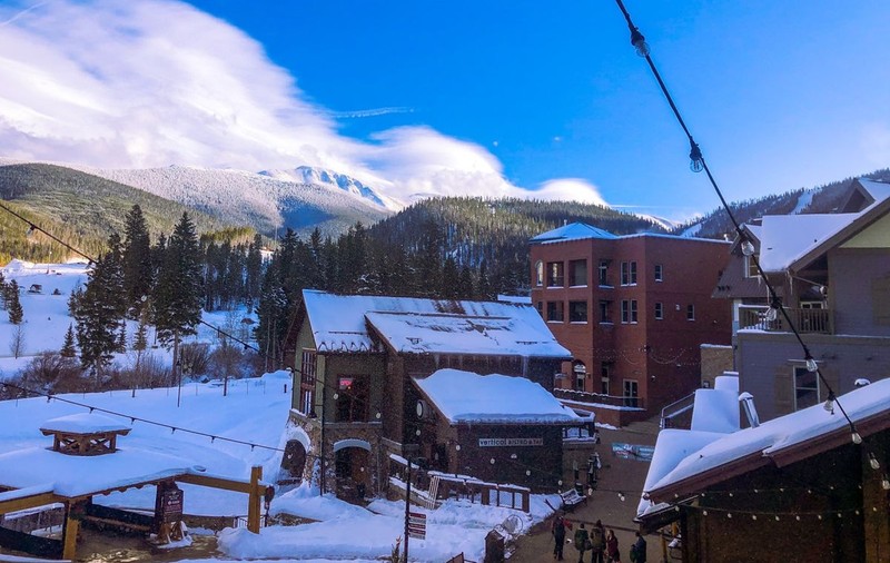 Peste 100 de angajați ai unui resort de schi din Colorado au fost testați pozitiv cu COVID-19
