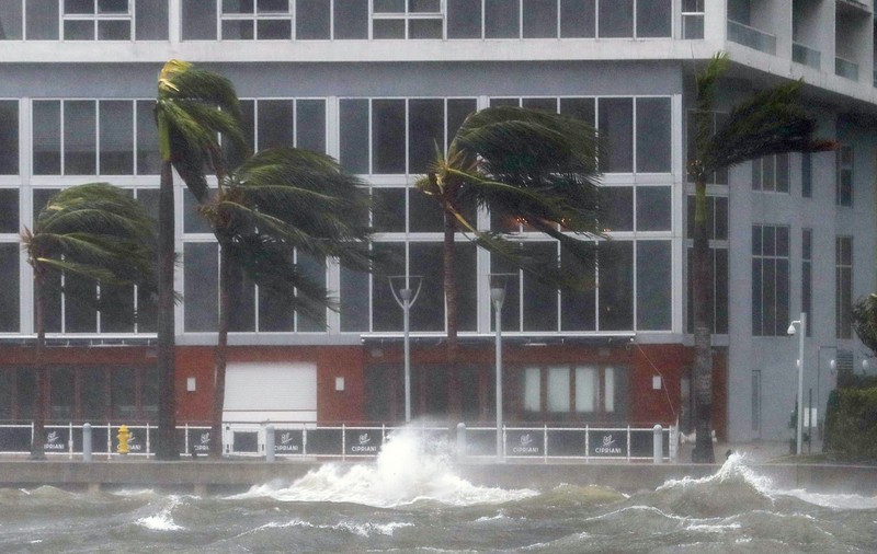 MAE: Patru români au părăsit zona afectată de uraganul Irma