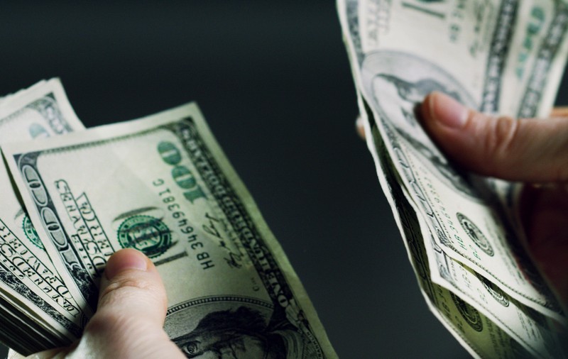 Afaceristă din România, înșelată cu 2.500.000 de dolari de „prințul moștenitor al Dubaiului”. DIICOT anchetează cazul