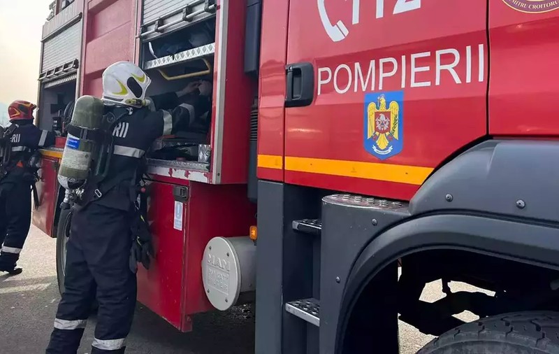Incendiu cu degajări mari de fum la o hală de îmbuteliere a apei minerale de la Borsec. A fost emis mesaj Ro-Alert