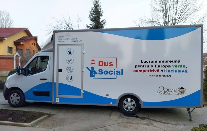 O mașină cu un duș mobil pornește pe străzile Iașiului pentru a ajuta persoanele fără adăpost