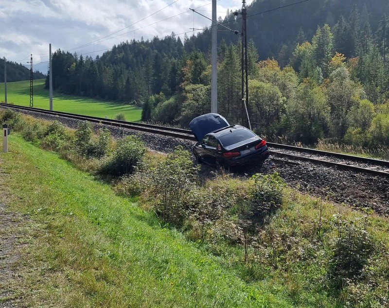 Un român în vacanță cu soția și copilul de un an a ajuns cu BMW-ul pe calea ferată. A depășit într-o curbă și a răsturnat o rulotă, în Austria