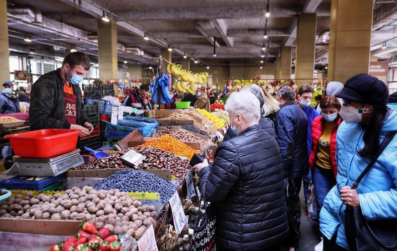 INTERVIU | Revolta unui cercetător pe tema închiderii piețelor: „Guvernul avantajează fățiș marile rețele de supermarketuri. Țăranii și consumatorii ce vină au?”
