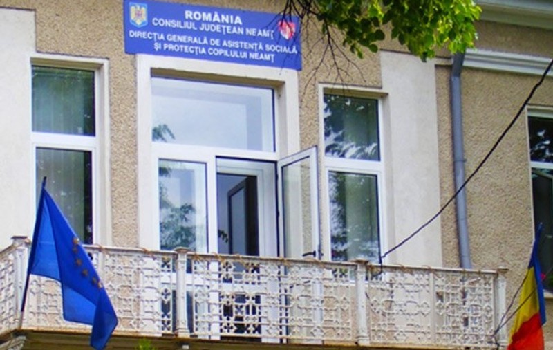 Studiu de caz într-o instituție unde s-a găsit un caz pozitiv. DSP Neamț a trimis la izolare doar o parte a oamenilor și explică de ce