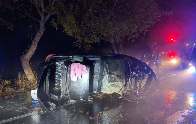 Accident grav pe DN 24D. Două persoane în comă, după ce mașina lor s-a izbit de un copac
