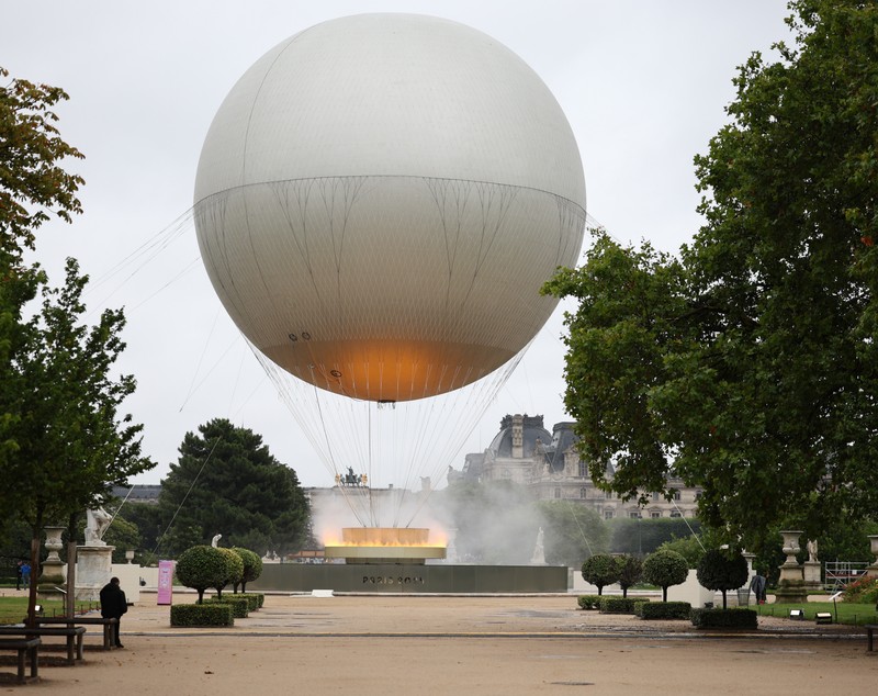 Flacăra olimpică de la JO 2024 arde pe cerul Parisului sub un balon. O inovație tehnică ce folosește electricitate pentru a imita un foc real