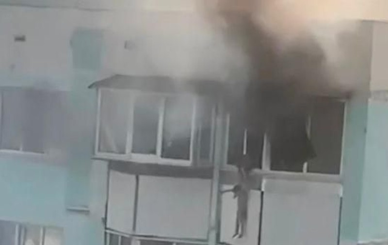 A vrut să-și salveze fiul dintr-un incendiu și l-a aruncat de la etajul 10