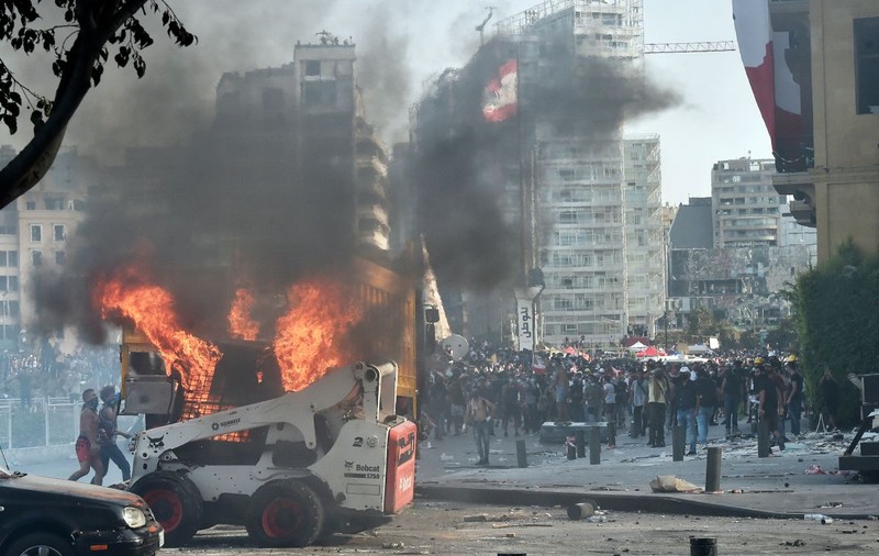 Proteste violente în Beirut | Manifestanții au ocupat mai multe ministere. Peste 200 de persoane au fost rănite, iar un polițist a fost ucis