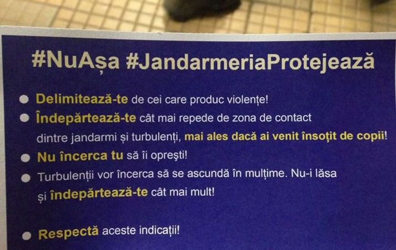 Jandarmii împart fluturași cu sfaturi pentru protestatari | VIDEO