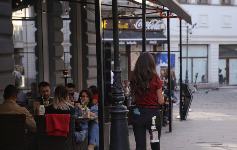Angajaţii din HoReCa protestează în faţa restaurantelor şi a teraselor unde lucrează