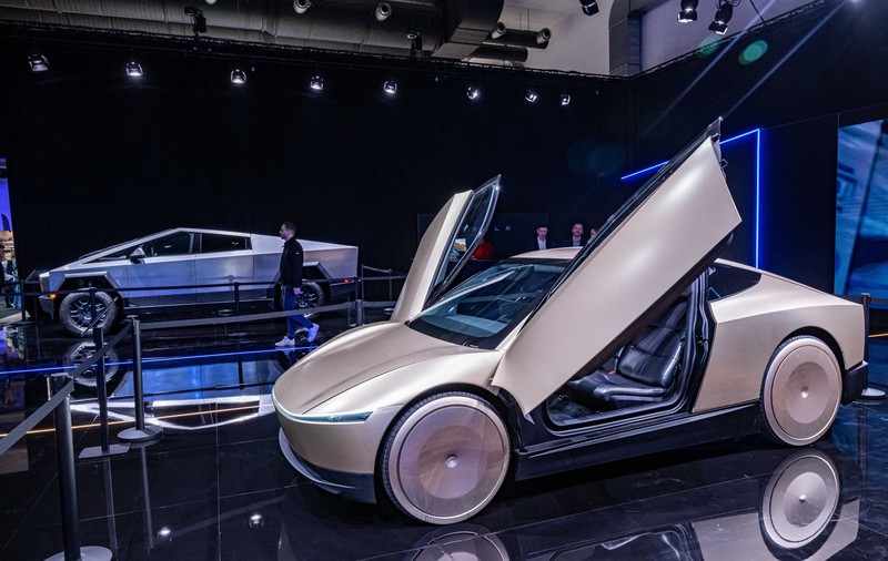 Elon Musk spune că Tesla va lansa în acest an un serviciu de taxiuri-robot în Statele Unite