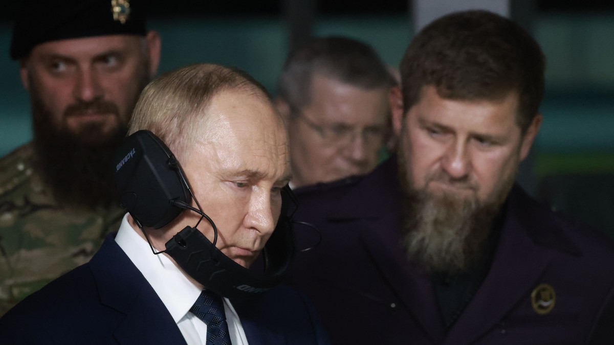 Vladimir Putin (stânga) și Ramzan Kadîrov Foto: Hepta