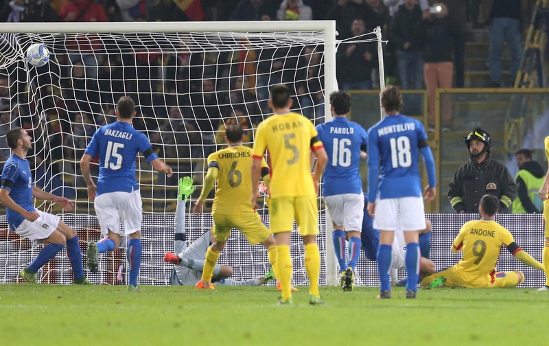 epa05030310 Romania's Florin Andone (R / n.9) scores a goal during the international friendly soccer match Italy vs Romania at Renato Dall'Ara stadium in Bologna, Italy, 17 November 2015. EPA/GIORGIO BENVENUTI