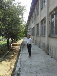 Mirabela în curtea orfelinatului din care a fost adoptată | Foto: arhiva Mirabelei