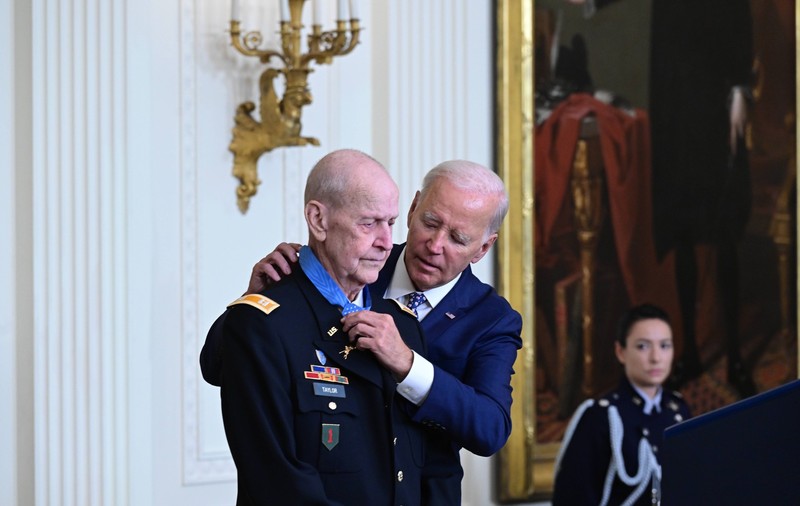 Val de critici pentru Joe Biden, după ce și-a dat jos masca lângă un veteran de război, deși prima doamnă are COVID