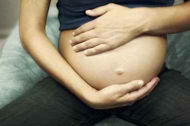 A doua etapă a proiectului de fertilizare in vitro, în București. O femeie însărcinată își cuprinde burta cu mâinile