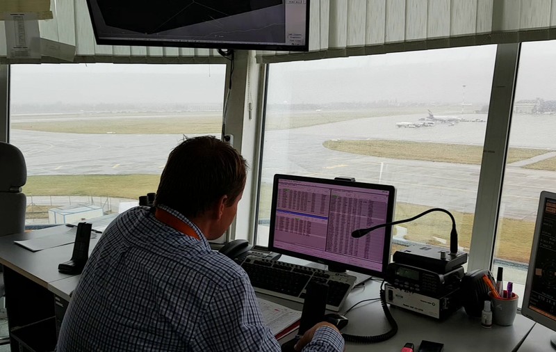 VIDEO | Cum se vede decolarea unui avion din Turnul de Control la Sol al Aeroportului Otopeni. Imagini spectaculoase filmate chiar în timpul furtunii