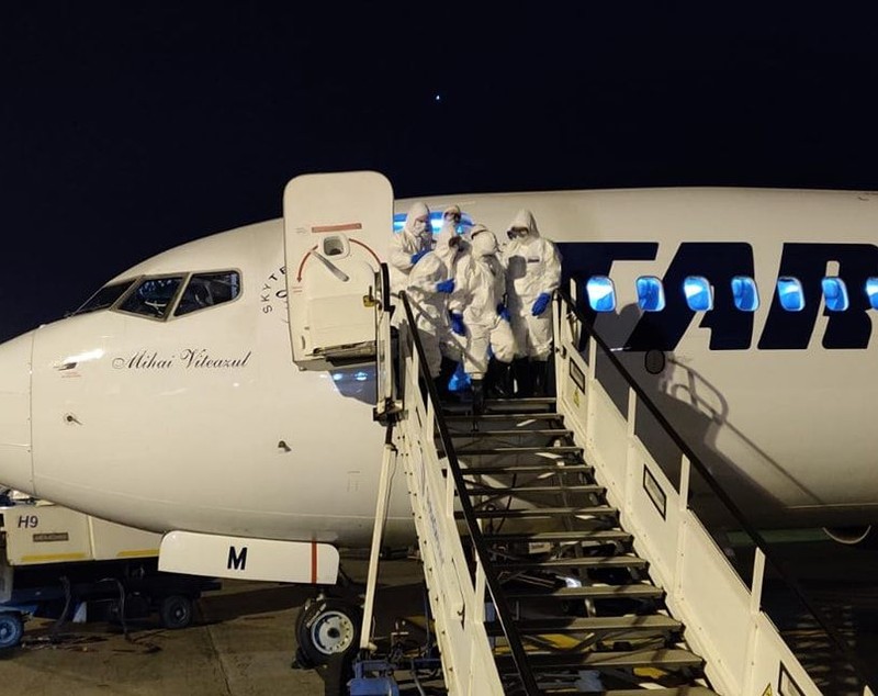 122 de români aduși din Italia cu o cursă umanitară TAROM. 23 de italieni blocați la Brăila s-au întors acasă