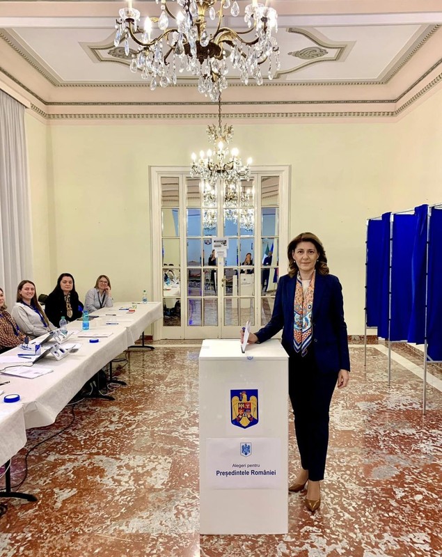 Imagini cu românii care au votat în diaspora la alegerile prezidențiale. Cel mai vârstnic alegător are 100 de ani