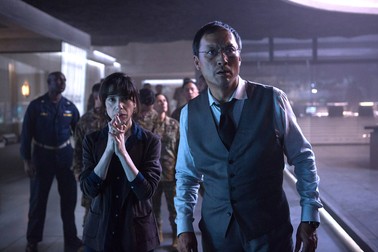 Sally Hawkins, care nu apare mai deloc în film, și Ken Watanabe. Foto: Warner Bros. Pictures