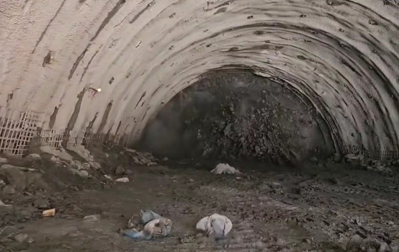 Explozii zilnice pentru săparea tunelului Robești pe Valea Oltului: a început dinamitarea celui mai dificil tronson de pe A1