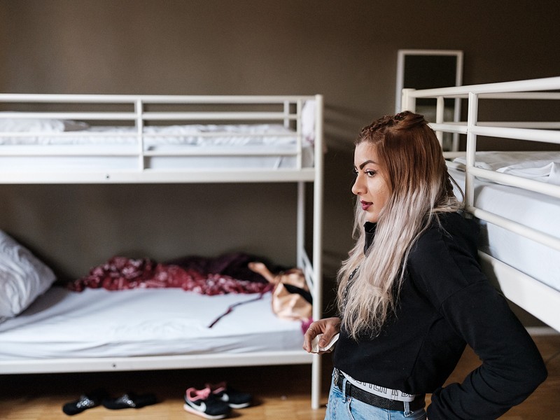 Gabriela, în camera de la hostel unde au fost cazați cei trei membri ai familiei Moldovan