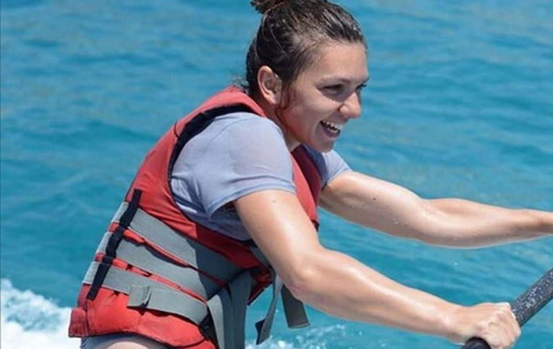 Simona Halep, surfing în Thailanda. Liderul WTA a încercat senzații tari pe apă
