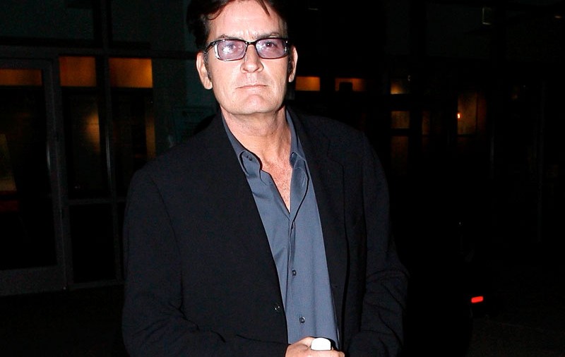Charlie Sheen a recidivat: prins cu două dame de companie şi cu cocaină