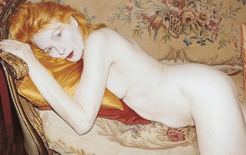 NU ARE CUM SĂ NU TE ŞOCHEZE! La 71 de ani, creatoarea de modă Vivienne Westwood A POZAT COMPLET GOALĂ şi A ARĂTAT TOT! FOTO