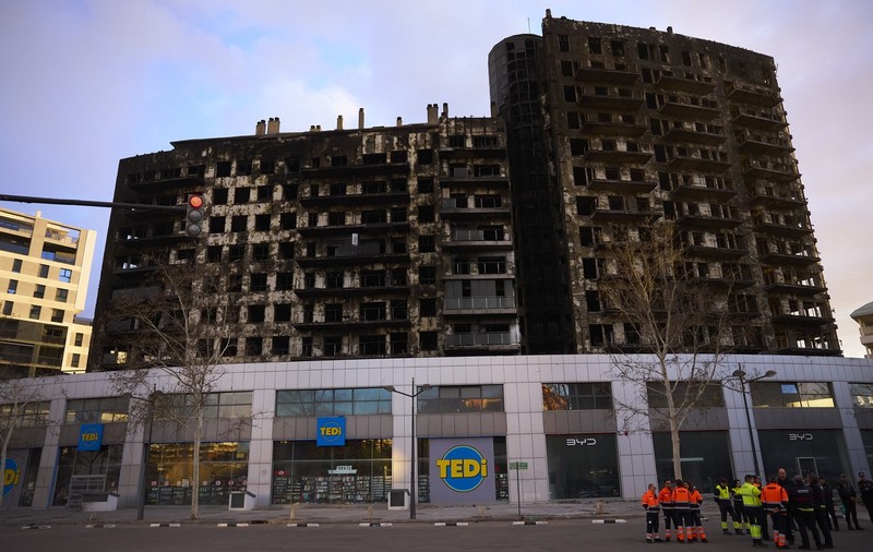 Un mecanism electric al unei copertine, cauza probabilă a incendiului devastator din blocul de 14 etaje din Valencia